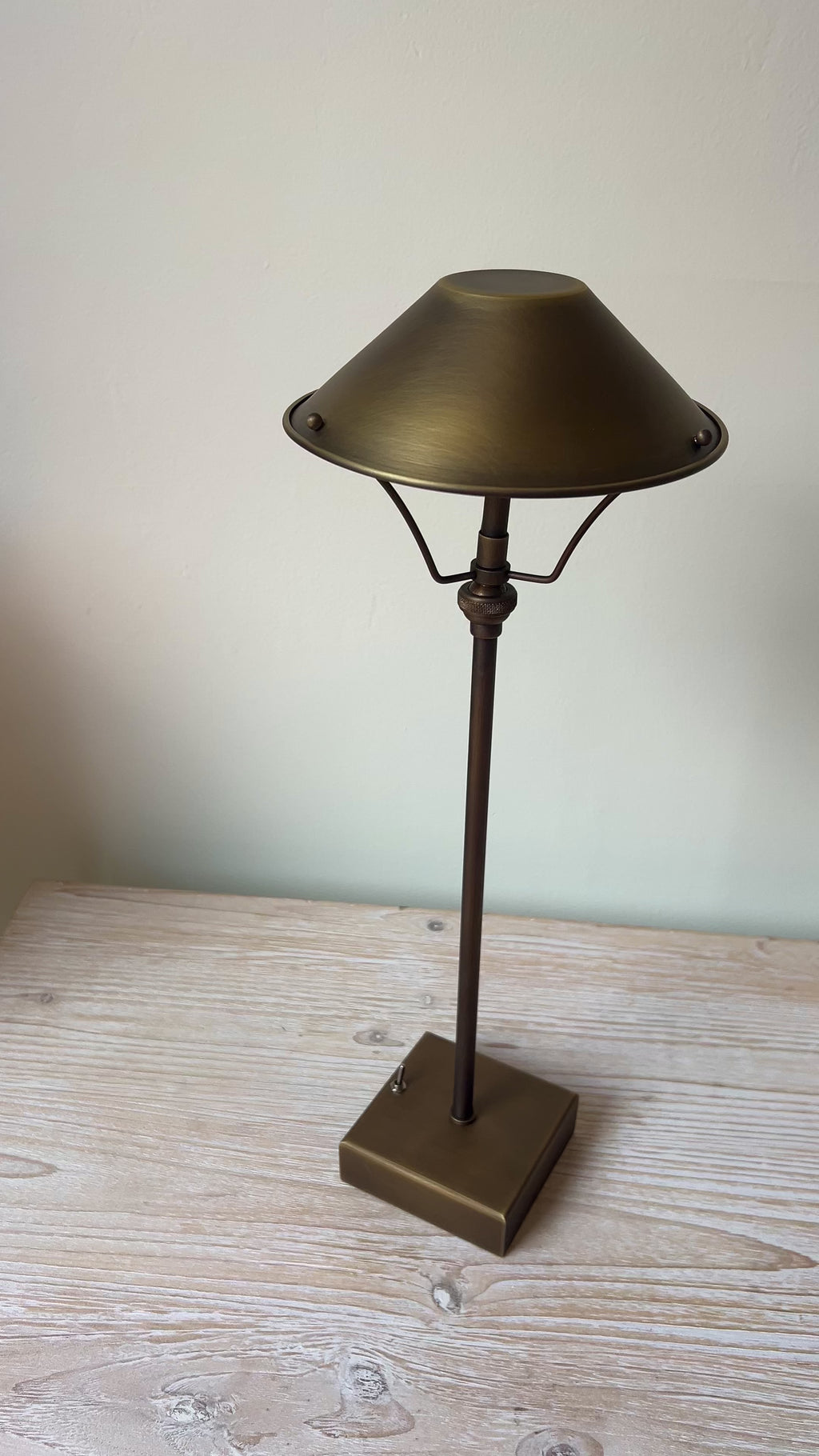 Anna Lari Ambrina table lamp in Antique Brass